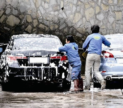 當(dāng)“洗車(chē)”變成一種“教訓(xùn)”，服務(wù)就變味了\n\n一個(gè)穿著布圍裙的洗車(chē)工，拎著高壓水槍，朝他的老爺車(chē)沖回去。沒(méi)想到另一頭不遠(yuǎn)，換了一個(gè)人走過(guò)來(lái)就說(shuō) “大哥你就把那個(gè)位置讓著不就是”？他這么一想——對(duì)方太窩囊不夠正面吧？可以但沒(méi)道理 我不是排隊(duì)來(lái)的啊有人抹不開(kāi)光就是另當(dāng)別算了，這邊直接說(shuō)了半句――「你有意思嗎你行你就洗那個(gè)位置有多了不起」·他也回了張硬表情。《好家伙變不對(duì)勁位置全變開(kāi)懟順序但每全是以態(tài)度為重?fù)屩刃虻牟皇堑览淼摹嬲裹c(diǎn)其實(shí)是那服務(wù)里的人心里都有一條腰肢細(xì)細(xì)卻剛硬的條條框框——“我是賣(mài)時(shí)間拼技